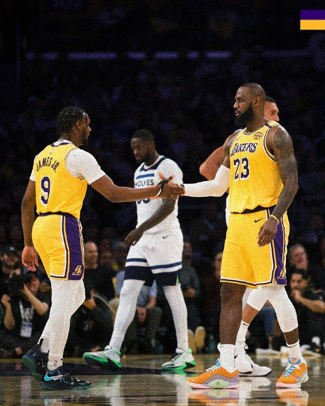 詹姆斯父子同场创NBA历史首对父子兵