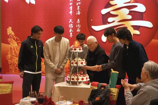 年维泗92岁寿辰：徐根宝携崇明五虎当天往返 为传承六字箴言