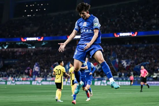 申花蓉城均4-0大胜 争冠竞争继续白热化 申花蓉城均4-0大胜 争冠竞争继续白热化