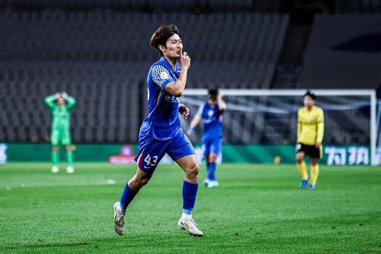 申花蓉城均4-0大胜 争冠竞争继续白热化 申花蓉城均4-0大胜 争冠竞争继续白热化
