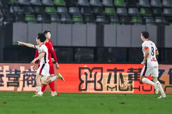 申花蓉城均4-0大胜 争冠竞争继续白热化 申花蓉城均4-0大胜 争冠竞争继续白热化