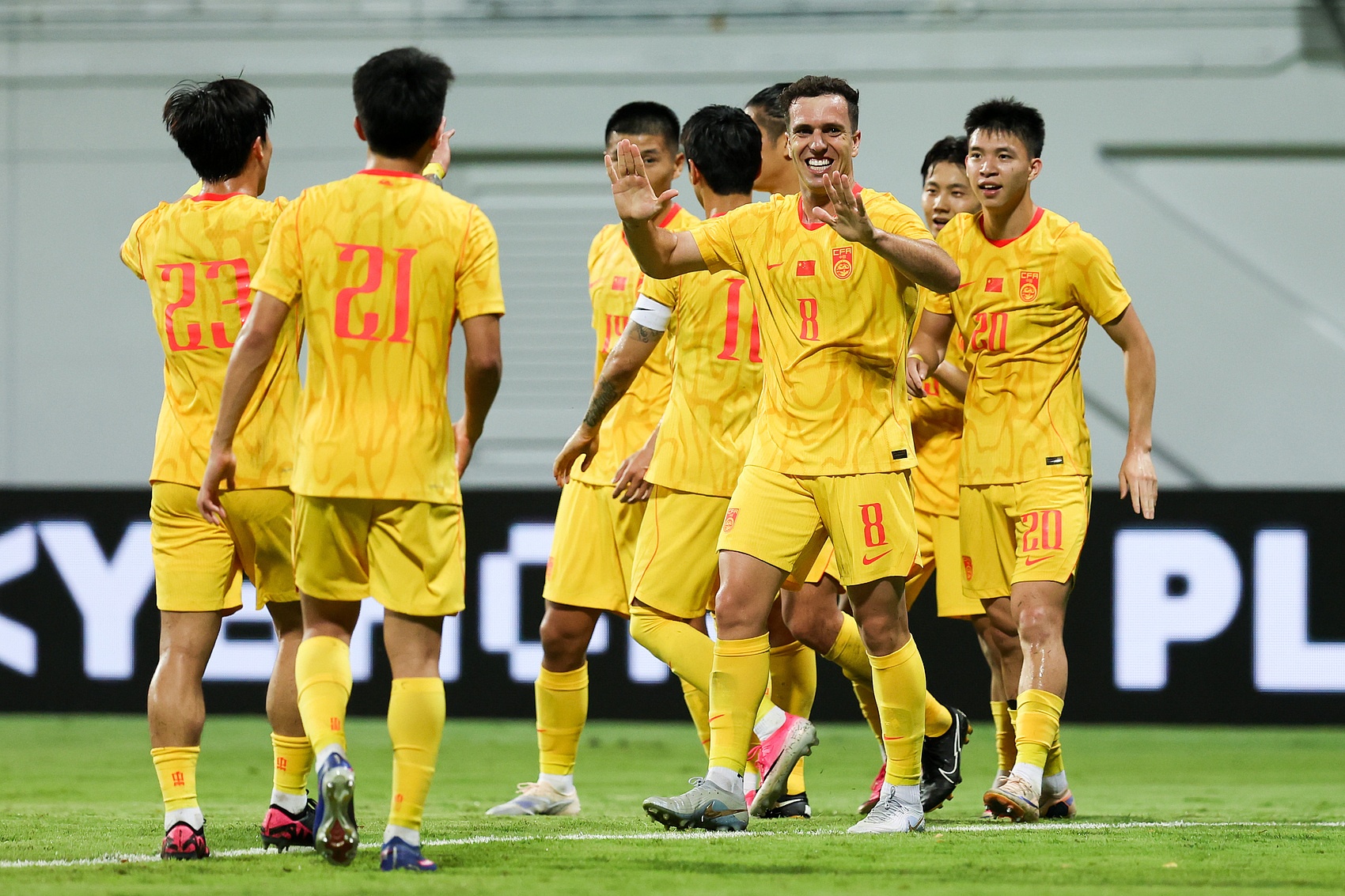 国足换人后遭新加坡围攻,2-1险胜难掩下半场失控 国足换人后遭新加坡围攻,2-1险胜难掩下半场失控