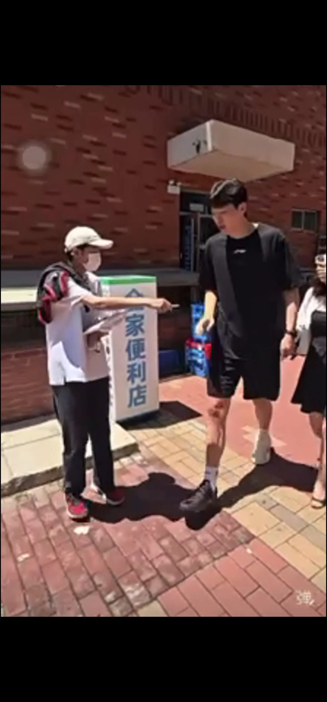 杨瀚森北京见面会离场拒签:球迷喊话“我们也没吃饭” 杨瀚森北京见面会离场拒签:球迷喊话“我们也没吃饭”