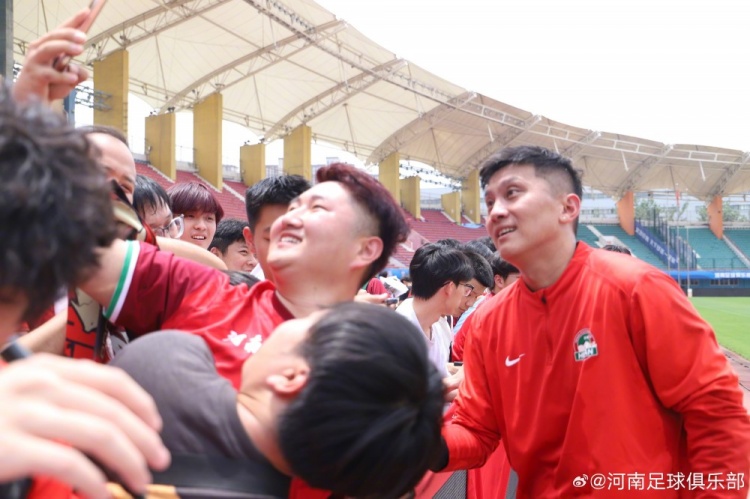 河南队间歇期开放日:数百球迷冒暑观训 球员签名合影 河南队间歇期开放日:数百球迷冒暑观训 球员签名合影