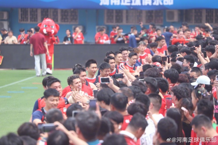 河南队间歇期开放日:数百球迷冒暑观训 球员签名合影 河南队间歇期开放日:数百球迷冒暑观训 球员签名合影