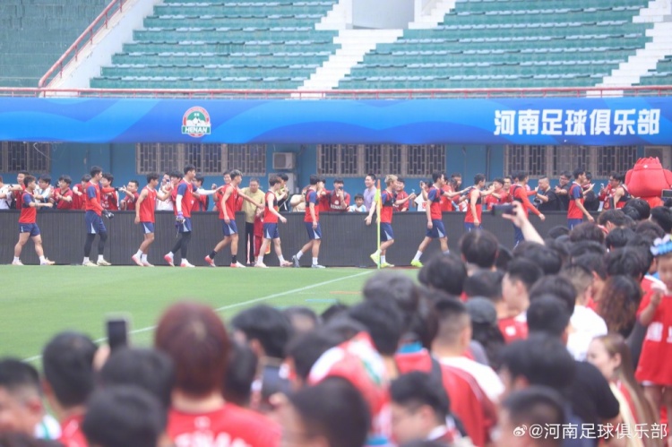 河南队间歇期开放日:数百球迷冒暑观训 球员签名合影 河南队间歇期开放日:数百球迷冒暑观训 球员签名合影
