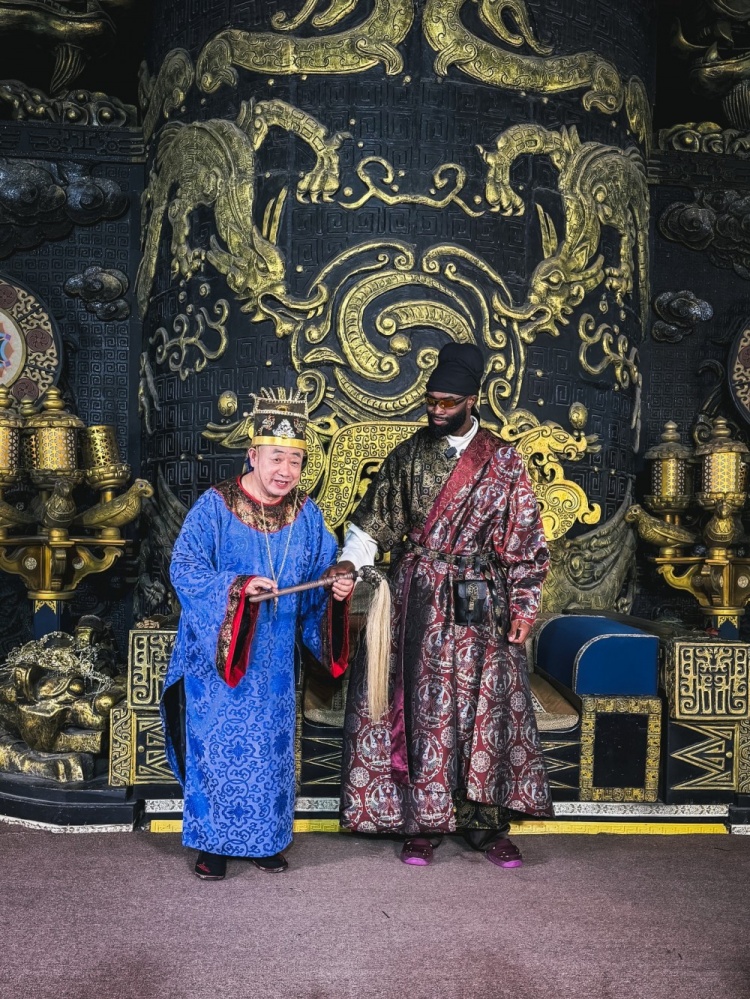 凯尔特人官推晒布朗横店古装照 配文直译中文“龙布朗” 凯尔特人官推晒布朗横店古装照 配文直译中文“龙布朗”