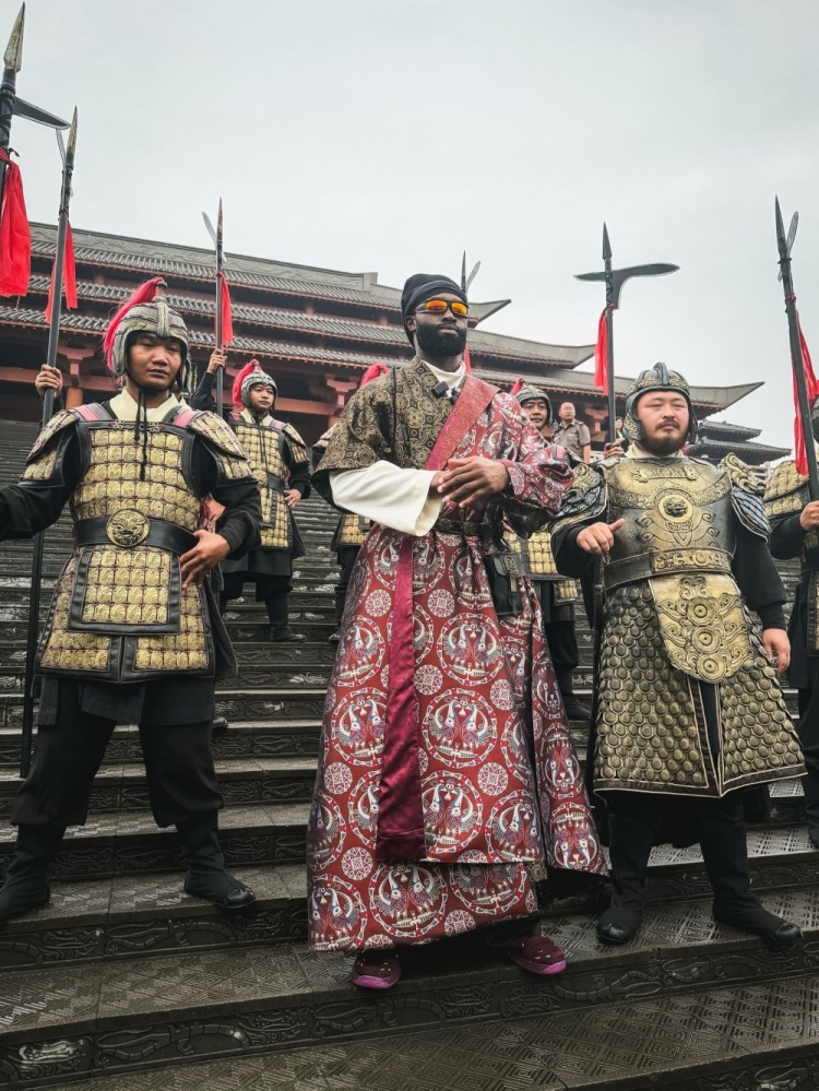 凯尔特人官推晒布朗横店古装照 配文直译中文“龙布朗” 凯尔特人官推晒布朗横店古装照 配文直译中文“龙布朗”
