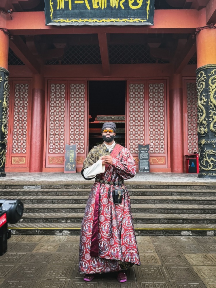 凯尔特人官推晒布朗横店古装照 配文直译中文“龙布朗” 凯尔特人官推晒布朗横店古装照 配文直译中文“龙布朗”