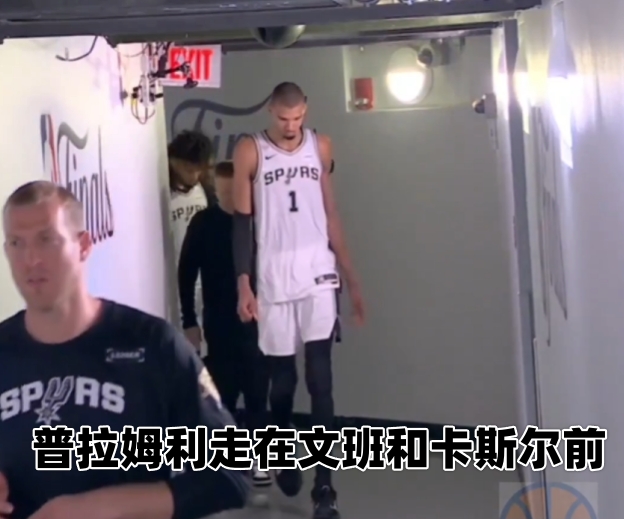 文班失投后离场 马刺仅三人与尼克斯致意 文班失投后离场 马刺仅三人与尼克斯致意