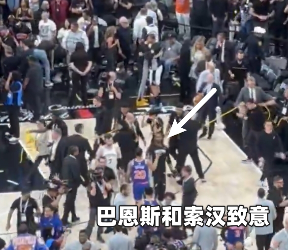 文班失投后离场 马刺仅三人与尼克斯致意 文班失投后离场 马刺仅三人与尼克斯致意