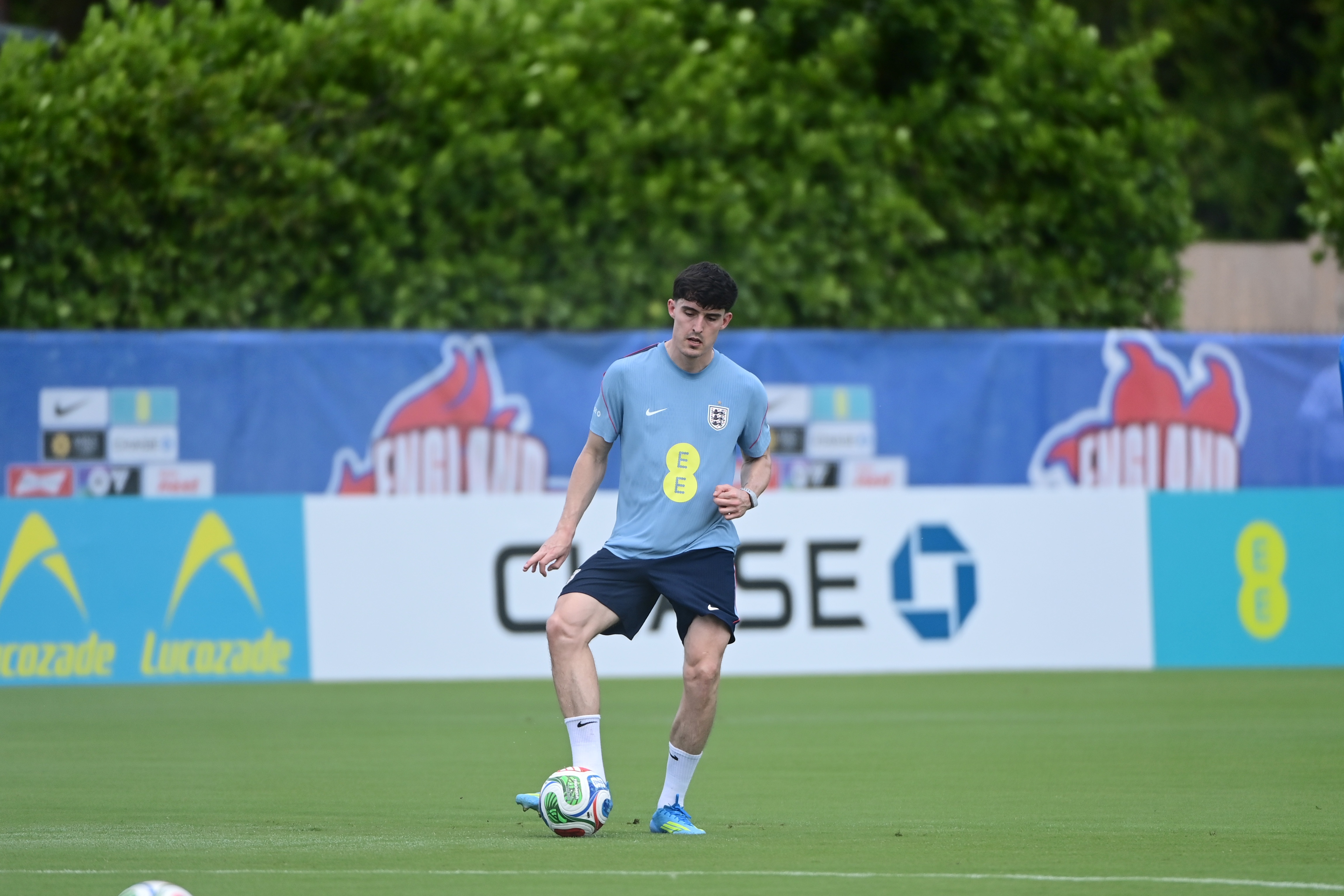 利夫拉门托训练中腓肠肌撕裂 图赫尔紧急征召查洛巴替补