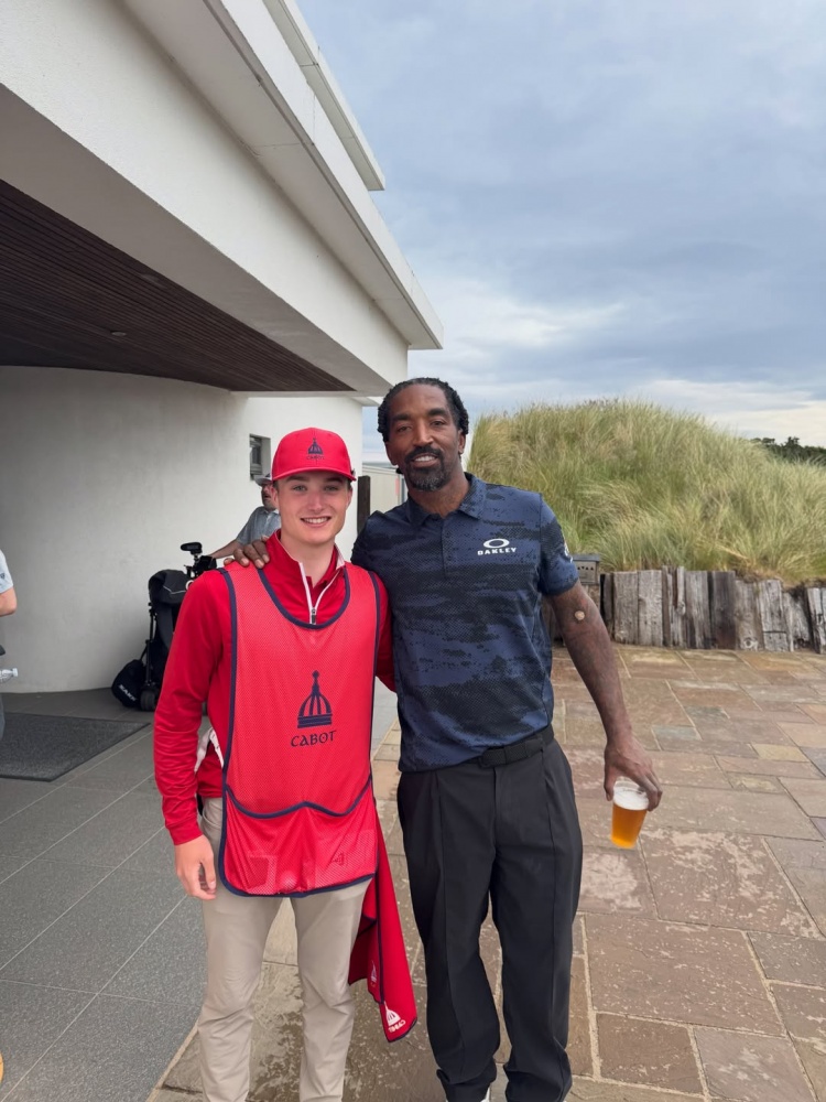 骑士旧将英国重聚 詹姆斯携JR杰弗森现身高尔夫球场 骑士旧将英国重聚 詹姆斯携JR杰弗森现身高尔夫球场