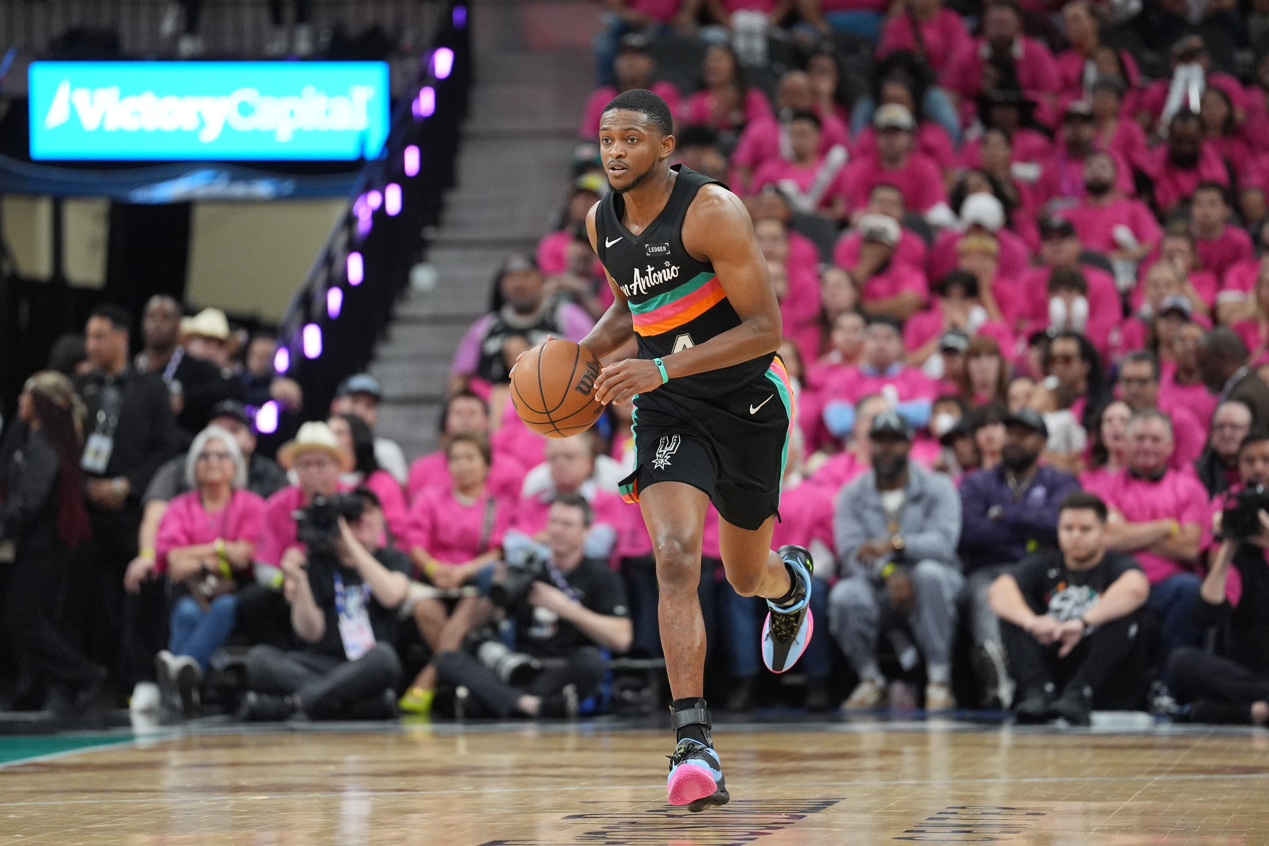 阿里纳斯:福克斯不该背锅,按板凳会毁了他 阿里纳斯:福克斯不该背锅,按板凳会毁了他