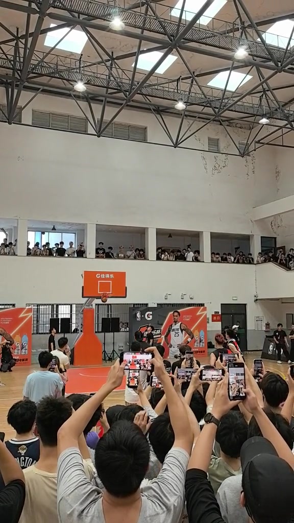 PJ·华盛顿中国行三分5投全失 赛季命中率32.5% PJ·华盛顿中国行三分5投全失 赛季命中率32.5%
