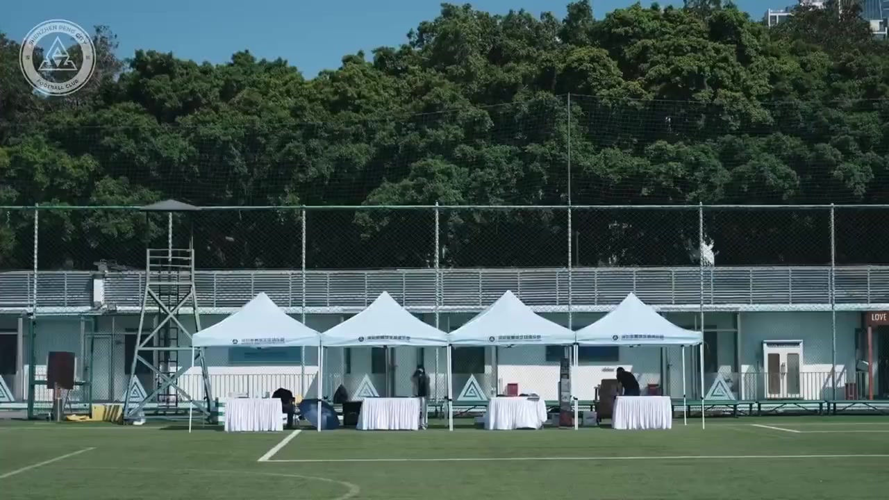 高温预警下海港开放日球迷到场破千 武磊签名90分钟 高温预警下海港开放日球迷到场破千 武磊签名90分钟