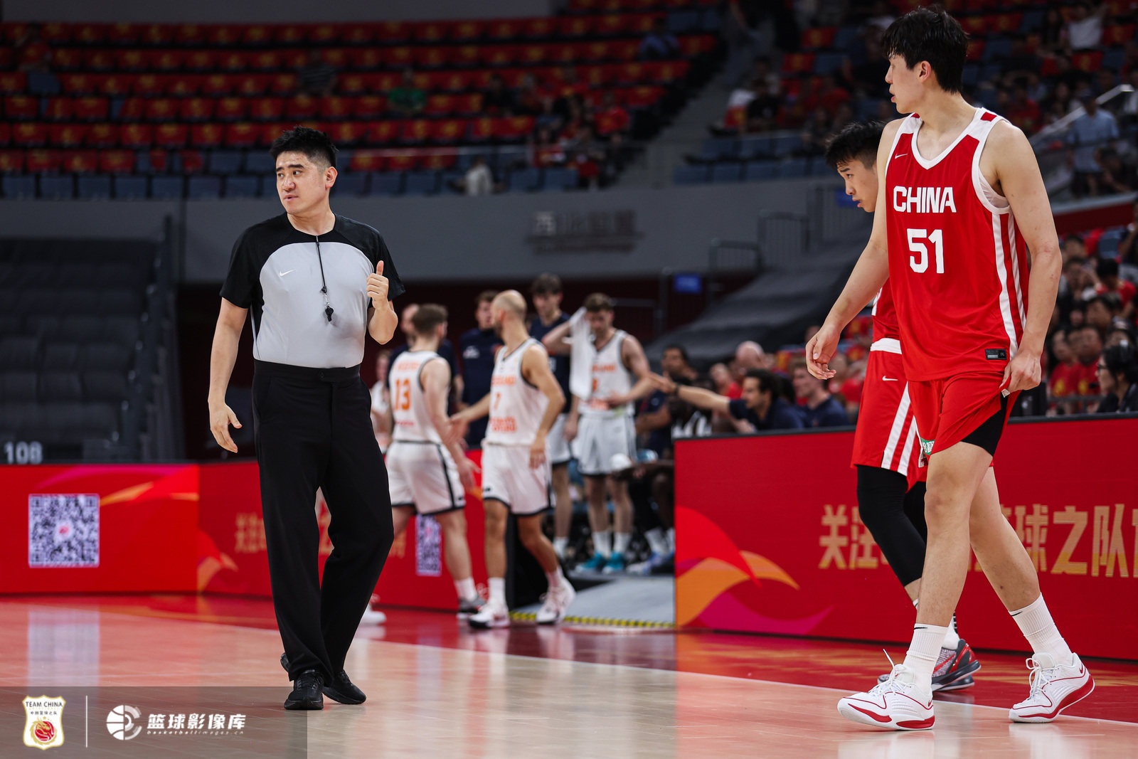 杨瀚森回归首秀7+8,中国男篮65-60险胜荷兰 进攻效率从120骤降至92.6