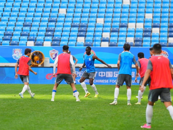 申花客战大连英博，斯卢茨基直言主场氛围严峻；三将伤情更新