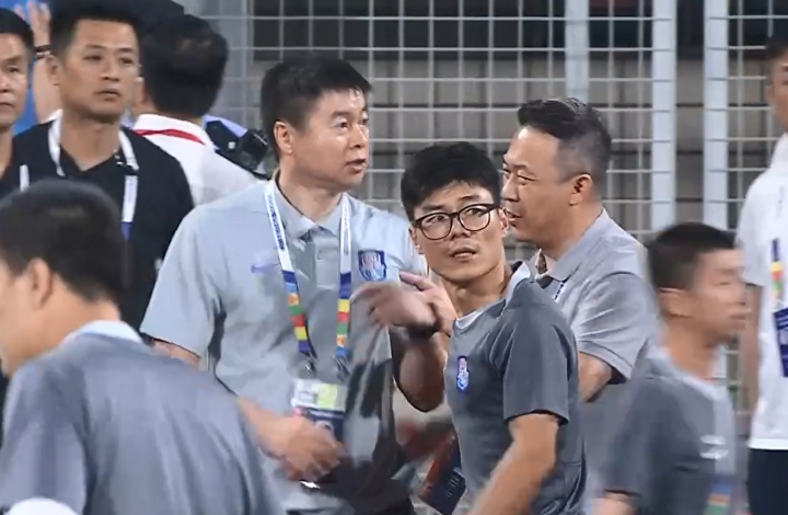 于根伟赛后围堵裁判被红牌,中足联听证会预计追加处罚 于根伟赛后围堵裁判被红牌,中足联听证会预计追加处罚