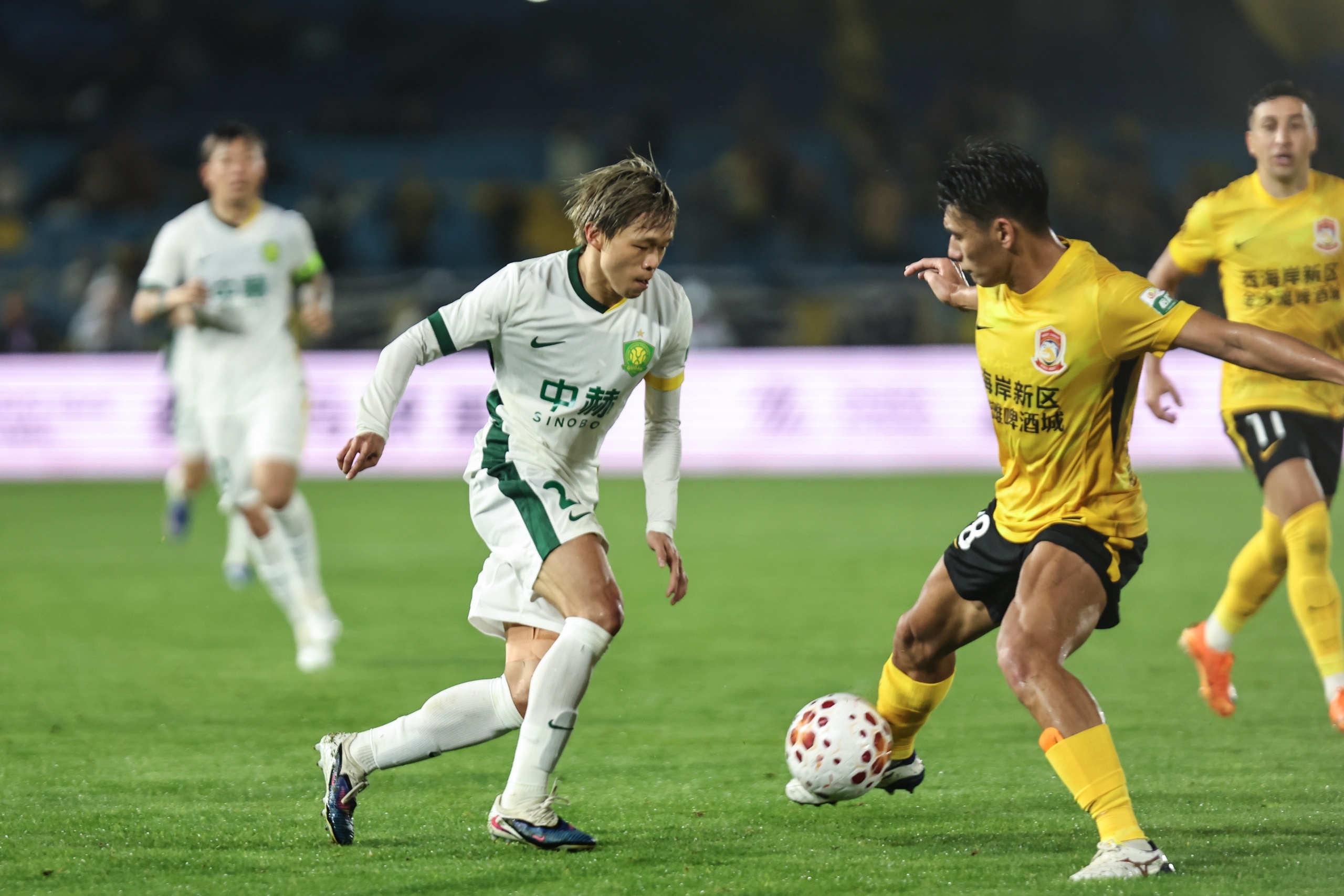 13轮不败!青岛西海岸主场2-1力克上海海港