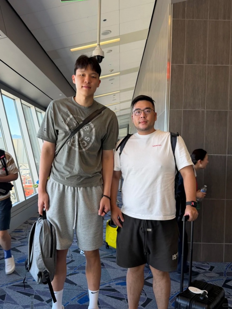 杨瀚森现身拉斯维加斯机场,开拓者夏联首战定档7月11日 杨瀚森现身拉斯维加斯机场,开拓者夏联首战定档7月11日