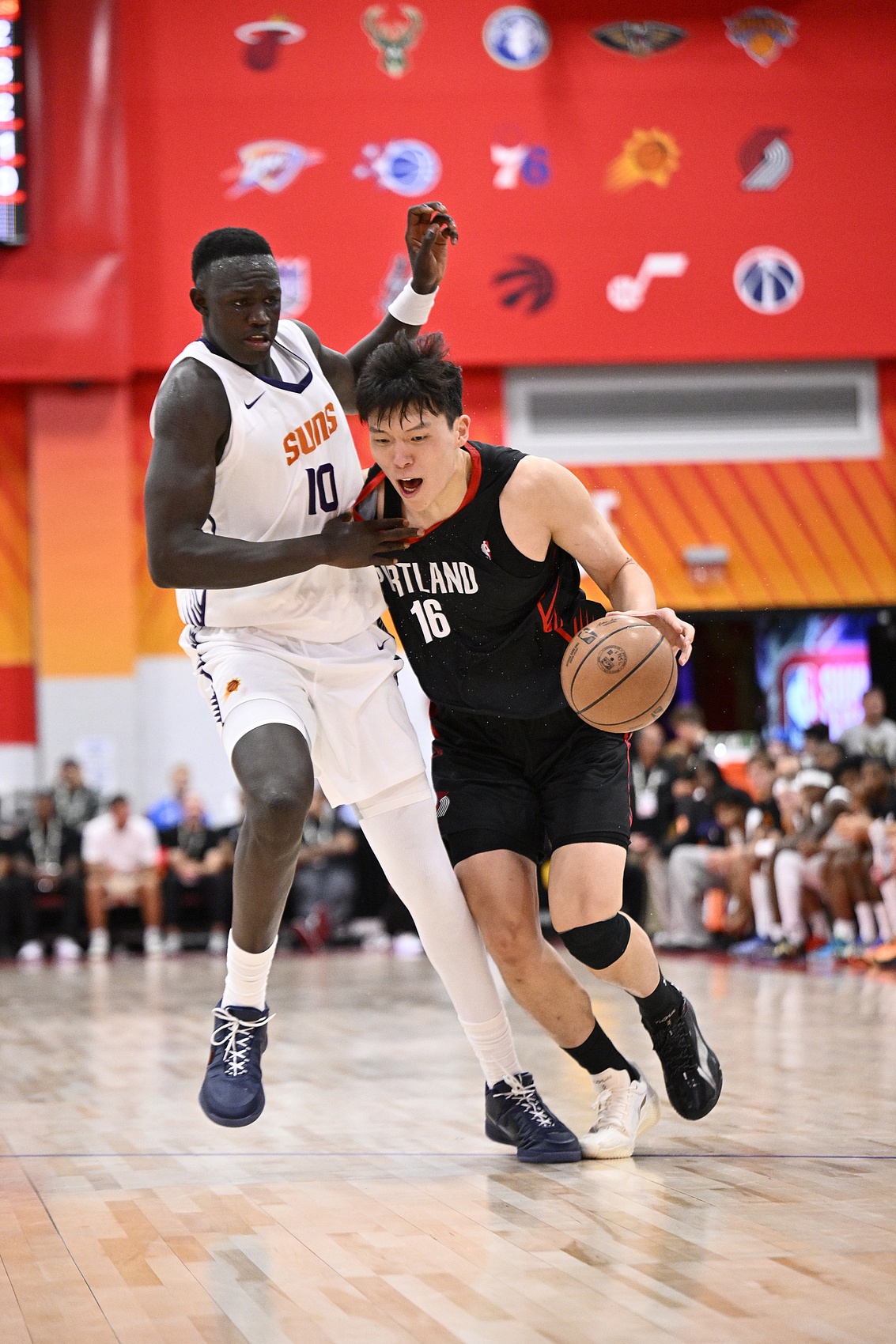 杨瀚森高效12+9+4惜败太阳 回应膝盖无大碍 杨瀚森高效12+9+4惜败太阳 回应膝盖无大碍