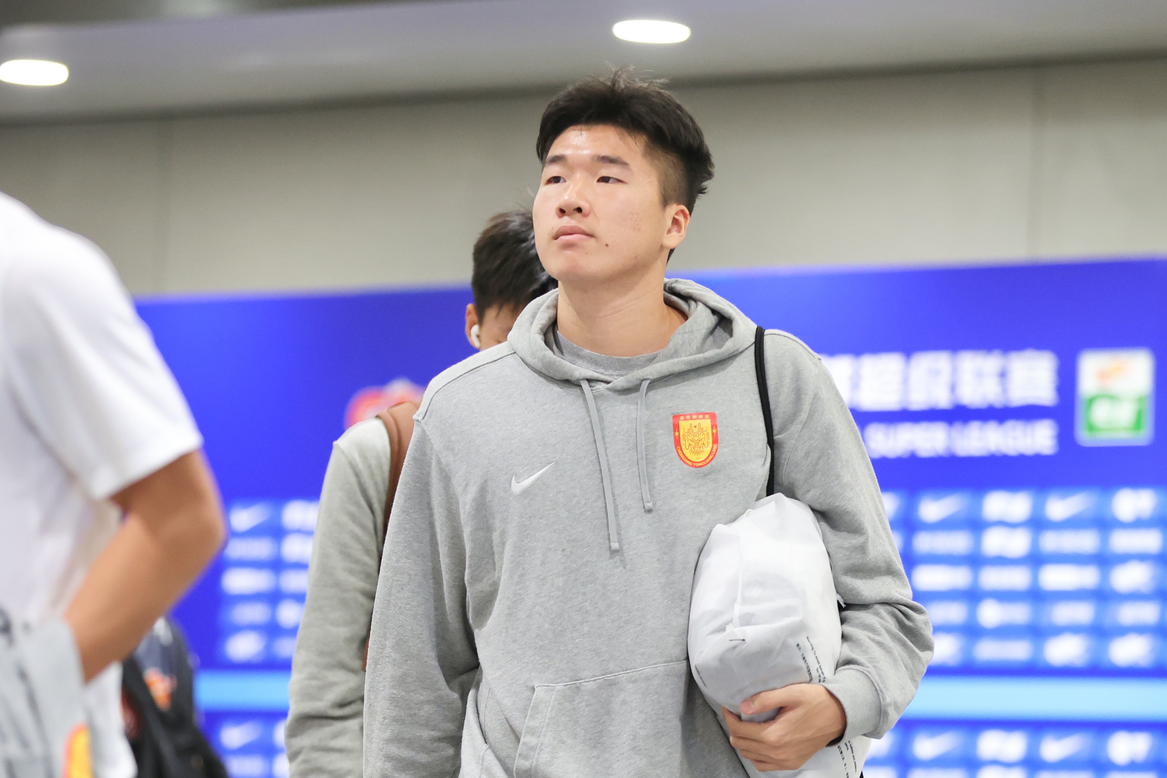 岳瑞杰12次解围创纪录,18岁233天成中超最年轻10+解围球员 岳瑞杰12次解围创纪录,18岁233天成中超最年轻10+解围球员