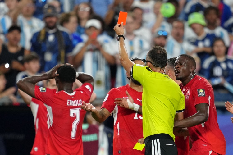 FIFA新规争议:恩博洛假摔红牌暴露“身份混淆”规则漏洞 FIFA新规争议:恩博洛假摔红牌暴露“身份混淆”规则漏洞