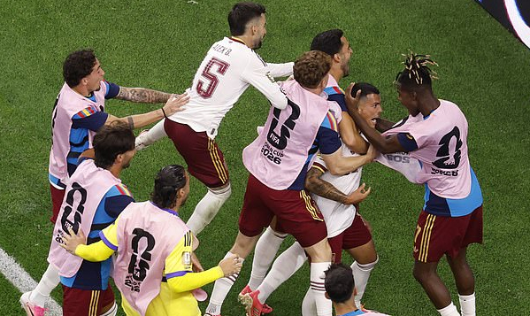 法国0-2西班牙:心理崩塌与体系碾压,亚马尔12场全胜刷新纪录 法国0-2西班牙:心理崩塌与体系碾压,亚马尔12场全胜刷新纪录