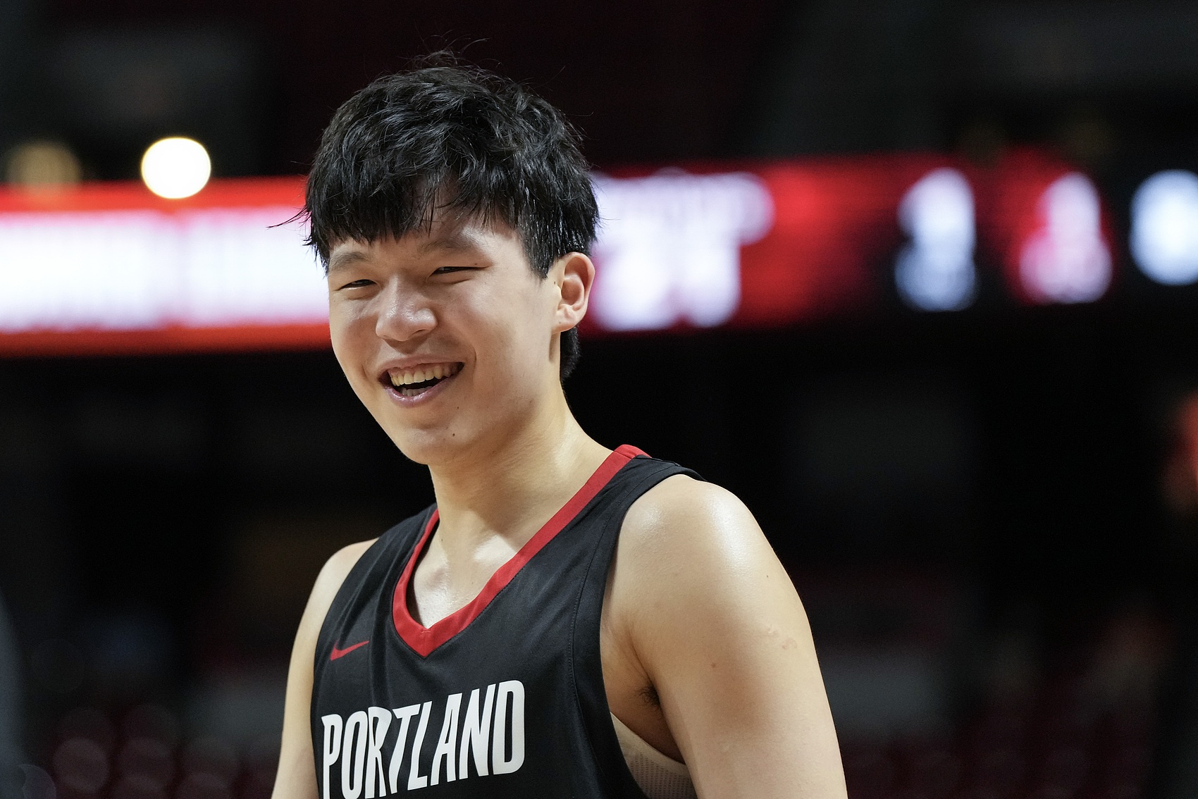 杨瀚森2.16米优势凸显 简化内线进攻获媒体人认可 杨瀚森2.16米优势凸显 简化内线进攻获媒体人认可