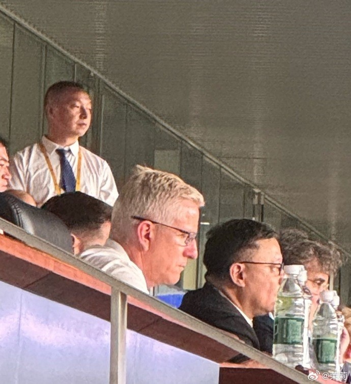 曼城CEO与体育总监现身深体 观战新鹏城中超比赛 曼城CEO与体育总监现身深体 观战新鹏城中超比赛