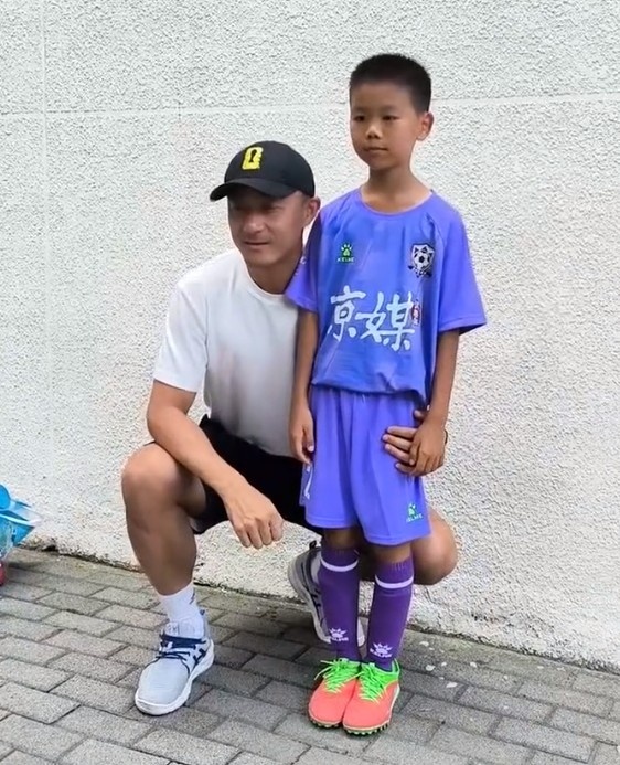 美加墨世界杯裁判傅明现身百队杯 U10/U11小球员获签名 美加墨世界杯裁判傅明现身百队杯 U10/U11小球员获签名