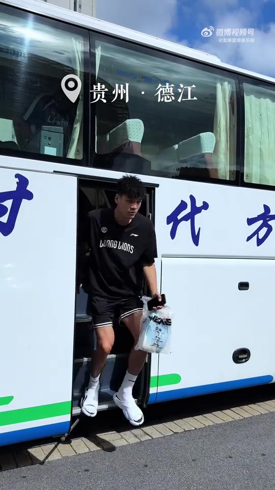 广州龙狮踩场德江县体育馆 全队加练退防与三分
