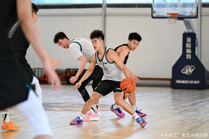 广厦夏训再上调三将 一队年轻球员增至五人
