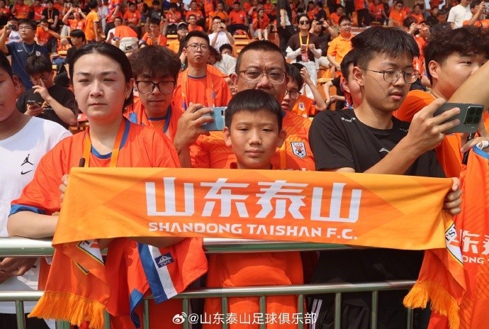 山东泰山开放日200名球迷到场,全队合影后下午转战青岛 山东泰山开放日200名球迷到场,全队合影后下午转战青岛
