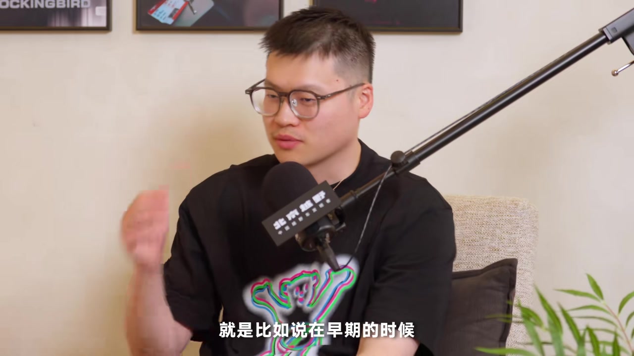 王少杰曾遭欺负 如今为年轻队友撑伞 王少杰曾遭欺负 如今为年轻队友撑伞