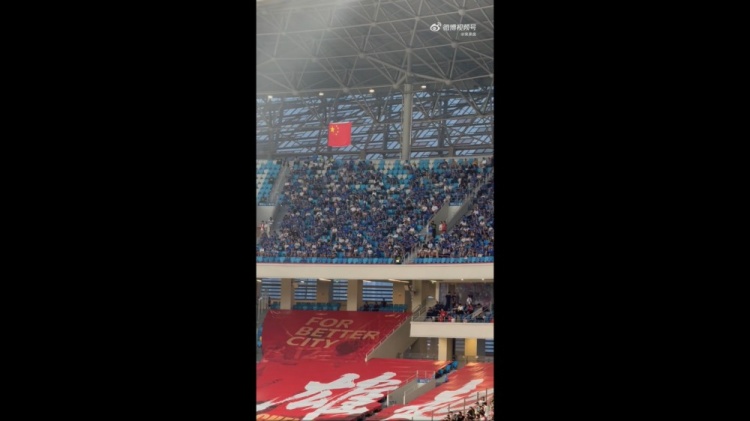 记者谈申花远征球迷:应该是这四年最少一次远征了,也没呐喊