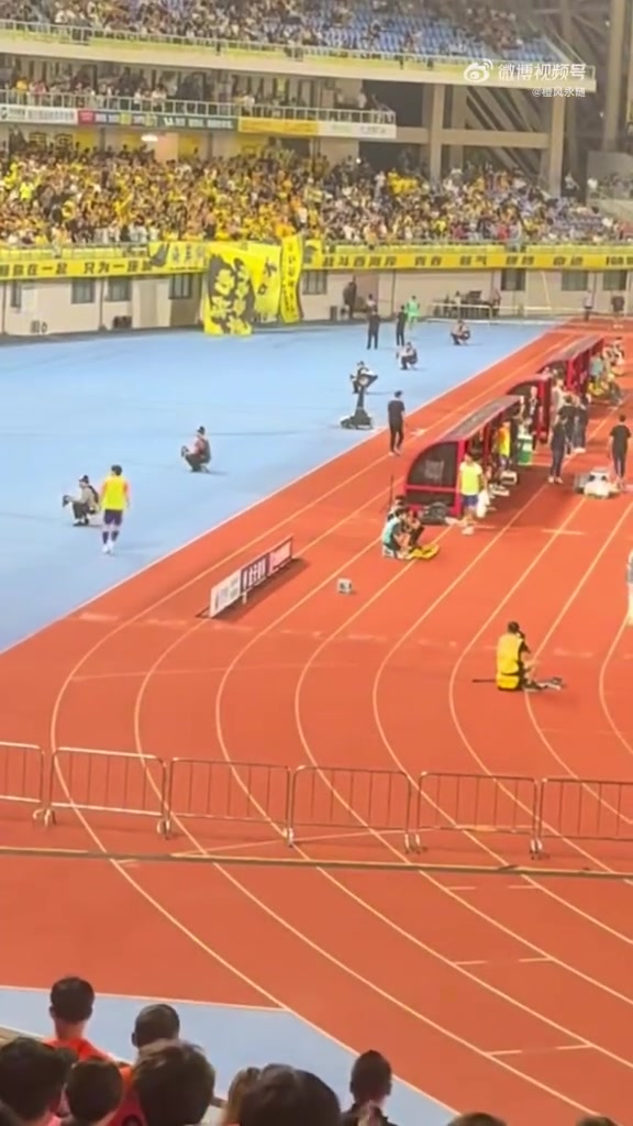 博主晒视频：西海岸球童与史松宸产生口角，对泰山替补席一顿输出