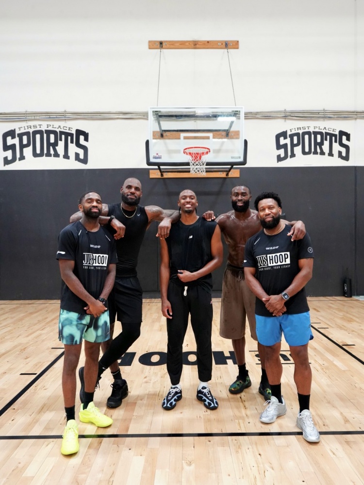 夸梅:76人的合练说明不了啥 我上我也行 这跟NBA比赛完全不一样 夸梅:76人的合练说明不了啥 我上我也行 这跟NBA比赛完全不一样