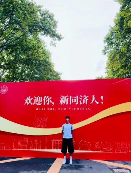 辽宁铁人后卫张洪福到同济大学报到,母亲晒照:你好,新同济人 辽宁铁人后卫张洪福到同济大学报到,母亲晒照:你好,新同济人