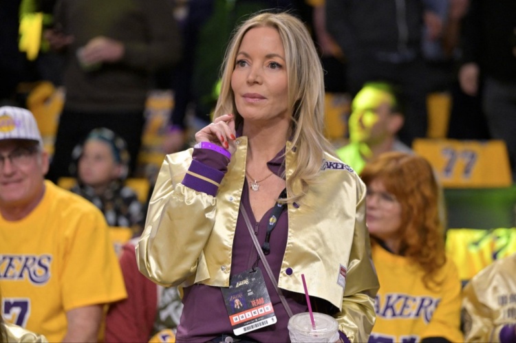 美记:珍妮·巴斯预计代表湖人出席NBA理事会 鲍尔默不会出席 美记:珍妮·巴斯预计代表湖人出席NBA理事会 鲍尔默不会出席