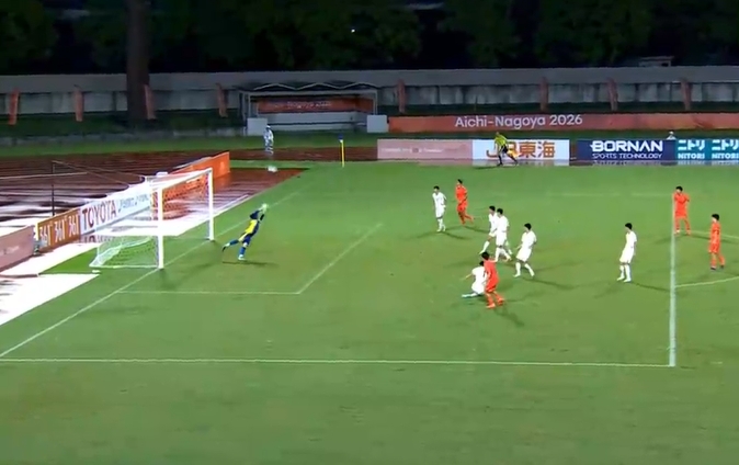 可惜！徐彬禁区内得球，起脚射门打出漂亮弧线，球高出球门偏出